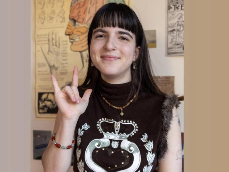 Building Your Own Major: Munsat ’27 Focuses on Accessibility Through Media and Deaf Studies