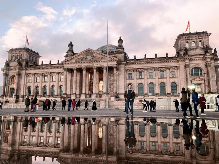 Student standing in front of the Reichstag building