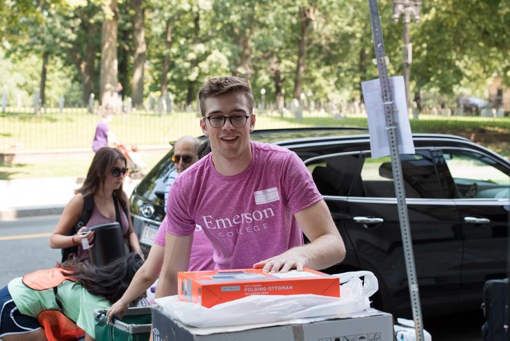 Student assisting with First-Year student Move-In