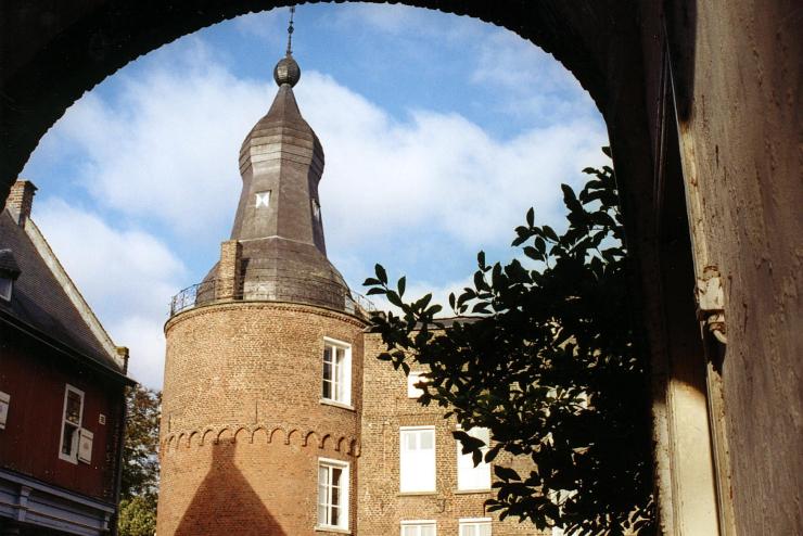 Photo of Kasteel Well stone tower from archway