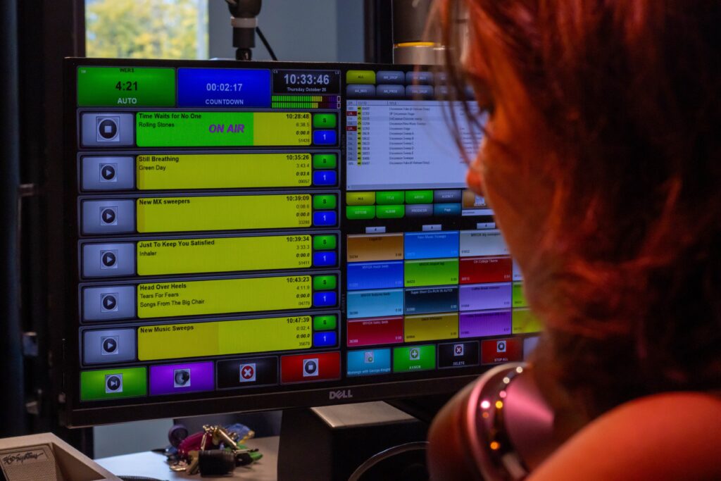 A student looks at the electronic programming software on a screen