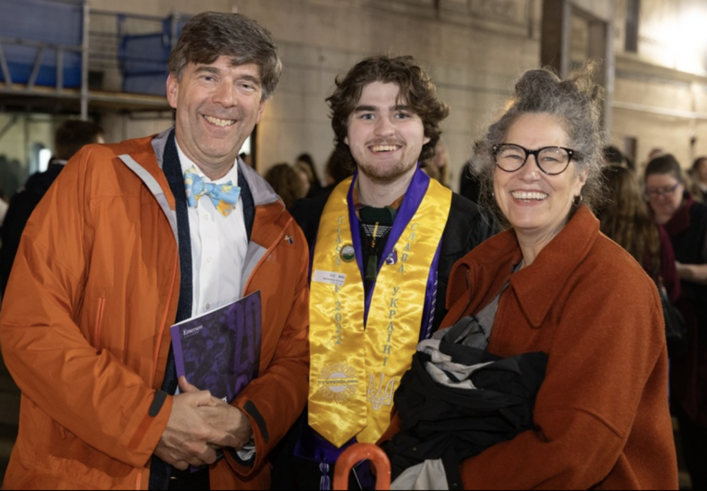 A recent grad with their parents